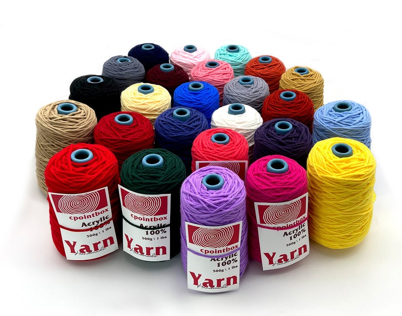 K&ouml;nnte beinhalten: Eine Sammlung von 20 Kn&auml;uelen Acrylgarn in verschiedenen Farben. Jedes Kn&auml;uel wiegt 500 Gramm (1,1 Pfund) und ist mit "cpointbox Acrylic 100% Yarn" gekennzeichnet.
