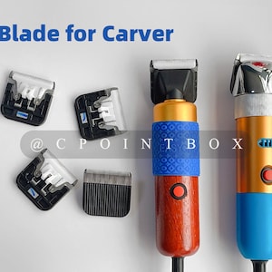 Könnte beinhalten: Vier verschiedene Klingen für einen Haarschneider. Die Klingen sind schwarz mit silbernen Akzenten. Die Klingen sind in einer Reihe auf einer weißen Oberfläche angeordnet. Der Text "Blade for Carver" ist in blauen Buchstaben oben im Bild geschrieben.