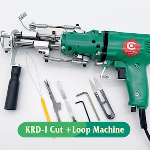 Può includere: Una macchina elettrica verde KRD-I Cut + Loop con un'impugnatura nera e un cavo. La macchina è circondata da vari strumenti, tra cui un paio di forbici, un ago e una chiave.