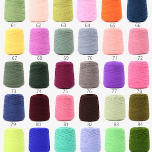 K&ouml;nnte beinhalten: Eine Sammlung von 30 Garnkn&auml;uel in verschiedenen Farben, darunter Gr&uuml;n, Rosa, Gelb, Blau, Rot, Orange und Lila. Jedes Kn&auml;uel ist zu einer Kugel gewickelt und mit einer Nummer von 61 bis 90 gekennzeichnet.