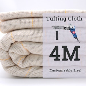 Puede incluir: Un rollo de tela de tapicería beige con líneas amarillas, que mide 4 metros de largo. La tela está doblada y el texto "Tufting Cloth 4M (Customizable Size)" es visible.