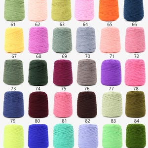 K&ouml;nnte beinhalten: Eine Sammlung von 30 Garnkn&auml;uel in verschiedenen Farben, darunter Gr&uuml;n, Rosa, Gelb, Blau, Rot, Orange und Lila. Jedes Kn&auml;uel ist zu einer Kugel gewickelt und mit einer Nummer von 61 bis 90 gekennzeichnet.