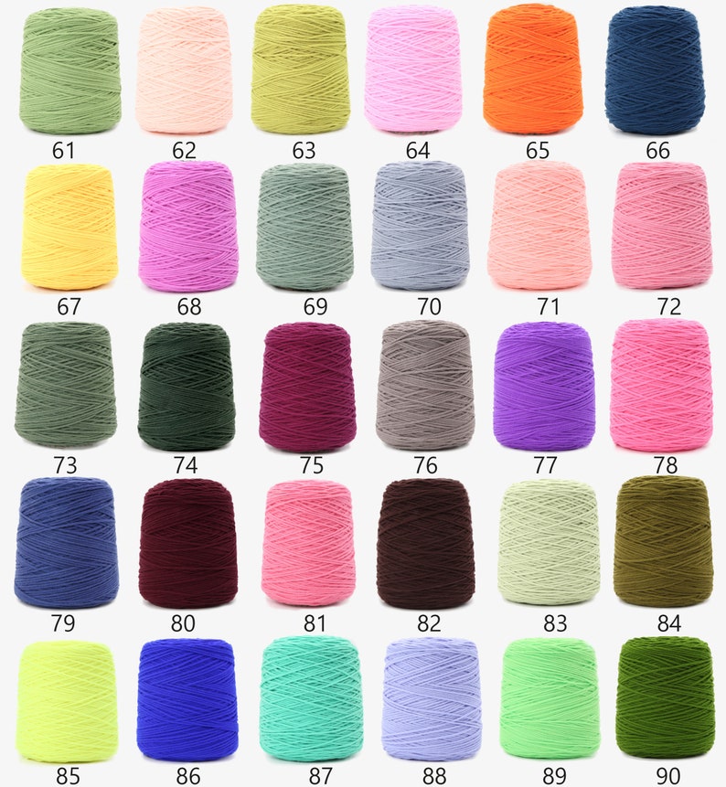 K&ouml;nnte beinhalten: Eine Sammlung von 30 Garnkn&auml;uel in verschiedenen Farben, darunter Gr&uuml;n, Rosa, Gelb, Blau, Rot, Orange und Lila. Jedes Kn&auml;uel ist zu einer Kugel gewickelt und mit einer Nummer von 61 bis 90 gekennzeichnet.