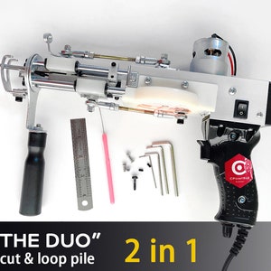 Puede incluir: Una herramienta eléctrica plateada y negra con un mango blanco y un gatillo negro. La herramienta tiene un carrete de plástico blanco y un cable de alimentación negro. La herramienta está etiquetada como "CPOINTROL" y "THE DUO" cut & loop pile 2 en 1.