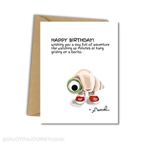 Pode incluir: Um cartão de aniversário com um personagem de burrito de desenho animado usando tênis vermelhos. O cartão diz: "FELIZ ANIVERSÁRIO! Desejando-lhe um dia cheio de aventura como assistir 60 Minutes ou voar de parapente em um Dorito". O cartão está em um fundo branco com um envelope marrom.