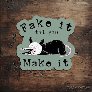 Fíngelo hasta que lo logres, calcomanía divertida de zarigüeya, calcomanía genial de zarigüeya, calcomanía de dibujos animados, calcomanía de memes, calcomanías divertidas de animales, calcomanías de regalo
