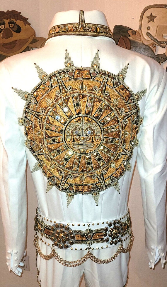 エルヴィス・プレスリーのステージで着用された複製サンダイアル