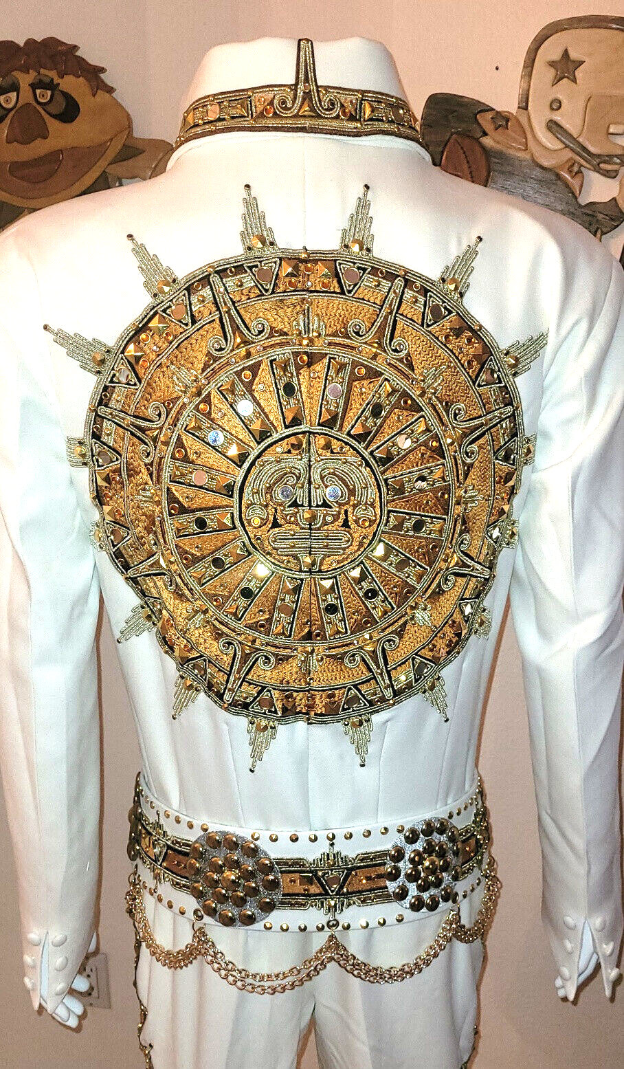 エルヴィス・プレスリーのステージで着用された複製サンダイアル