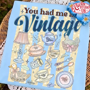 以下が含まれることがあります： 高さの異なる3つのセラミック花瓶のセット。花瓶は白で、テクスチャ加工されたリブのデザインです。一番高い花瓶は約25cm、中くらいの花瓶は20cm、一番小さい花瓶は15cmです。