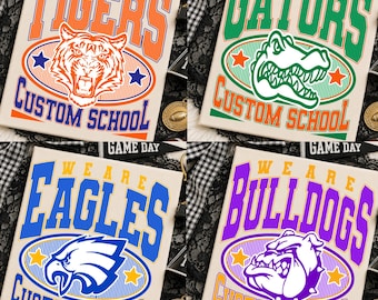 Könnte beinhalten: Vier rechteckige weiße Schilder mit Grafiken von Schulmaskottchen. Jedes Schild zeigt den Text WE ARE, gefolgt von einem Teamnamen, TIGERS, GATORS, EAGLES oder BULLDOGS, sowie CUSTOM SCHOOL. Die Designs verwenden orange, grüne, blaue und violette Farbschemata.
