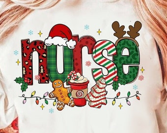 Può includere: Felpa bianca con un design natalizio colorato. La parola "nurse" è scritta con motivi festivi, tra cui un cappello di Babbo Natale, corna di renna e grafica natalizia. Sono presenti anche un omino di pan di zenzero, una tazza di caffè e un albero di Natale.