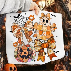 Könnte beinhalten: Weißes Halloween-Design mit einem Patchwork-Geist, Kürbis und Schleifen. Das Design umfasst ein Spinnennetz, Fledermäuse und Blumen. Der Geist und der Kürbis haben lächelnde Gesichter. Die Schleifen haben Blumen- und geometrische Muster.