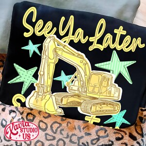 Pu&ograve; includere: Cuscino nero con un'illustrazione di escavatore giallo e la scritta "See Ya Later" in giallo. Il design include stelle verdi e gialle. Il cuscino ha un aspetto morbido e soffice.