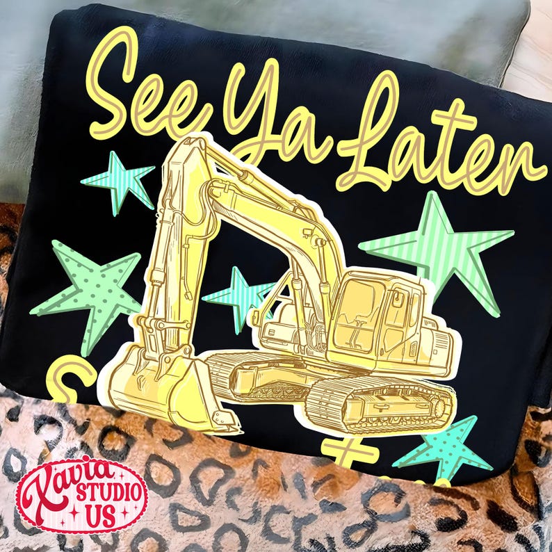Pu&ograve; includere: Cuscino nero con un'illustrazione di escavatore giallo e la scritta "See Ya Later" in giallo. Il design include stelle verdi e gialle. Il cuscino ha un aspetto morbido e soffice.