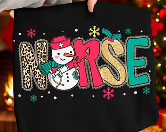 Kerstverpleegster Coquette png, preppy verpleegkundige vakantiesublimatie, kerststrik png, luipaardverpleegster png, sneeuwpop png, verpleegkundige leven