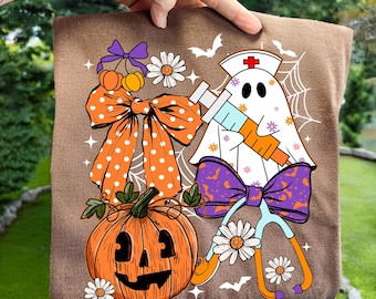 Verpleegkundige Halloween-coquette png, schattige griezelige verpleegster shirtontwerp, grappige spookverpleegster png, preppy halloween verpleegster png, sublimatie verpleegkundige spoedafdeling