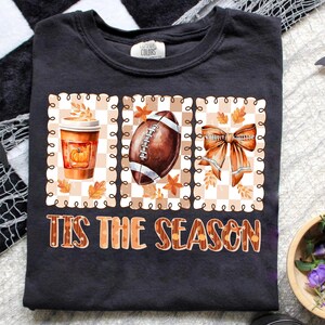 Tis the Season PNG, Coquette höstvibbar PNG, höstfotboll PNG, höstkaffe PNG, Coquette fotboll PNG, Coquette rosett PNG, höst PNG bild 2