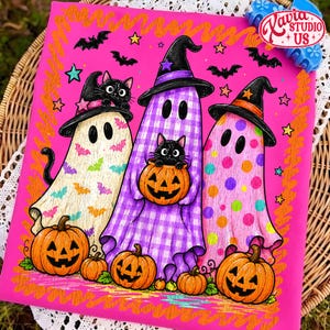Puede incluir: Un estampado rectangular rosa brillante con tres fantasmas con sombreros de bruja. El fantasma de la izquierda tiene un patr&oacute;n de murci&eacute;lagos, el central un patr&oacute;n de cuadros vichy morados y sostiene una calabaza con un gato negro, y el de la derecha tiene lunares de colores. Calabazas naranjas en la base y el texto Kavia Studio US en la esquina superior derecha.