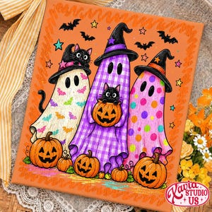 Puede incluir: Un lienzo rectangular sobre fondo naranja con tres fantasmas que llevan sombreros de bruja negros. Los fantasmas est&aacute;n decorados con patrones de murci&eacute;lagos, cuadros vichy morados y lunares de colores. Incluye dos gatos negros y tres calabazas.