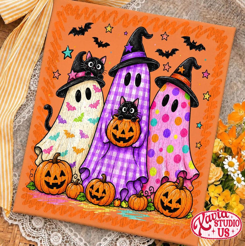 Puede incluir: Un lienzo rectangular sobre fondo naranja con tres fantasmas que llevan sombreros de bruja negros. Los fantasmas est&aacute;n decorados con patrones de murci&eacute;lagos, cuadros vichy morados y lunares de colores. Incluye dos gatos negros y tres calabazas.