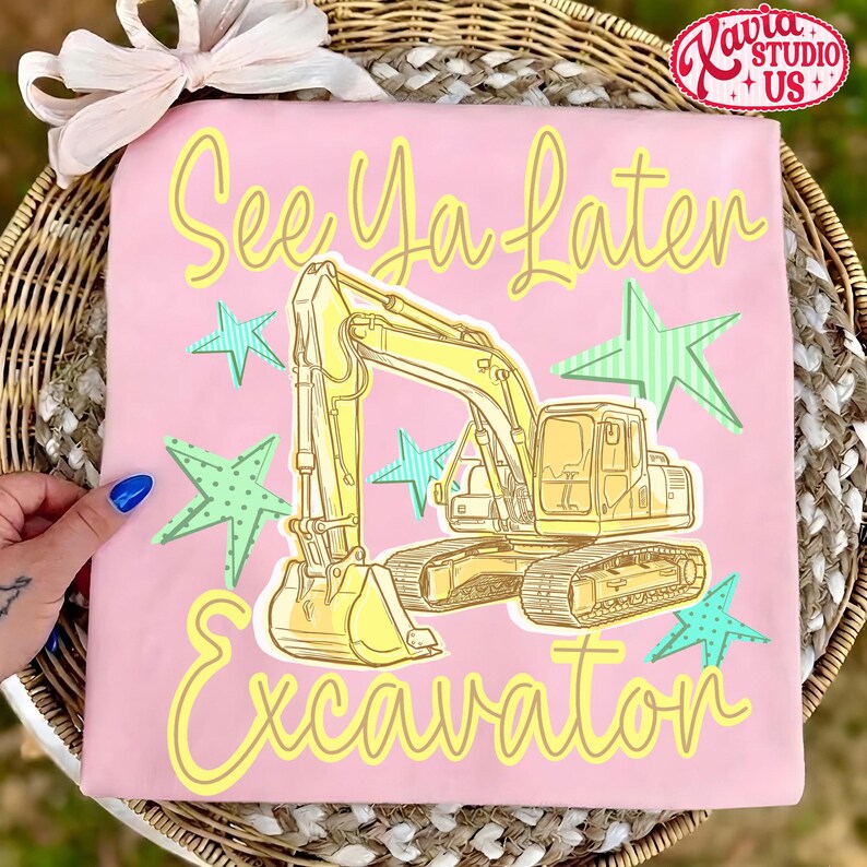Pu&ograve; includere: T-shirt rosa con grafica di escavatore giallo e la scritta "See Ya Later Excavator". Il design include stelle verdi e blu. Articolo di abbigliamento per bambini.