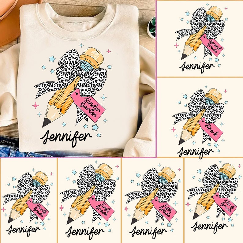 Puede incluir: Un l&aacute;piz amarillo con un lazo de estampado de leopardo y una etiqueta que dice "Kindergarten". El l&aacute;piz est&aacute; rodeado de estrellas azules y el nombre "Jennifer" est&aacute; escrito debajo.