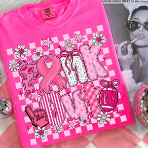 Pink Out png, voetbal borstkankersublimatie, geruite wedstrijddag png, roze kankerlint bloemen png, shirt girly cheer Mom png