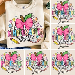 Puede incluir: Un conjunto de seis diseños de sublimación que presentan una manzana de lunares negros y blancos con un lazo rosa. Cada diseño incluye un nivel de grado diferente: Pre-K, Kindergarten, Primer Grado, Segundo Grado, Tercer Grado y Cuarto Grado. El texto "Jessica" está incluido en cada diseño.