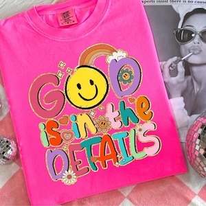 Preppy God zit in de details Glitter png, religieuze png, trendy png, neon smiley png, millennial png, coquette png, handgeletterde png