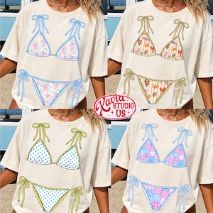 Pode incluir: Camisetas creme com quatro designs de biqu&iacute;ni diferentes. Os biqu&iacute;nis apresentam v&aacute;rios padr&otilde;es, incluindo florais, bolinhas e patchwork, com partes de baixo a condizer. Cada biqu&iacute;ni tem detalhes de la&ccedil;os. O logotipo da marca "Lavia Studio US+" &eacute; vis&iacute;vel.