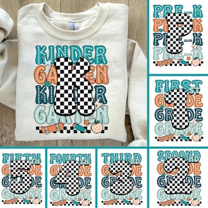 Könnte beinhalten: Cremefarbenes Sweatshirt mit einem farbenfrohen Grafikdesign für den Kindergarten. Das Design enthält das Wort "Kindergarten" in türkisfarbenen und orangefarbenen Buchstaben, ein kariertes "K" und Illustrationen zum Thema Schule. Zusätzliche Designs für Vorschule bis zur fünften Klasse sind ebenfalls abgebildet.