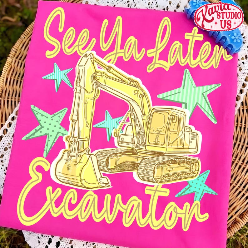 Pu&ograve; includere: Una maglietta rosa acceso con la scritta "See Ya Later Excavation" in giallo. Una grafica di escavatore giallo &egrave; centrata, circondata da stelle verdi e blu. La maglietta ha un bordo in pizzo bianco.