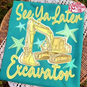 Pu&ograve; includere: T-shirt turchese con grafica di escavatore giallo e la scritta "See Ya Later Excavator". Il design include stelle gialle e turchesi. La maglietta &egrave; su un cestino di vimini.