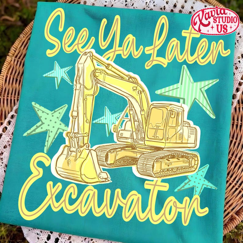 Pu&ograve; includere: T-shirt turchese con grafica di escavatore giallo e la scritta "See Ya Later Excavator". Il design include stelle gialle e turchesi. La maglietta &egrave; su un cestino di vimini.