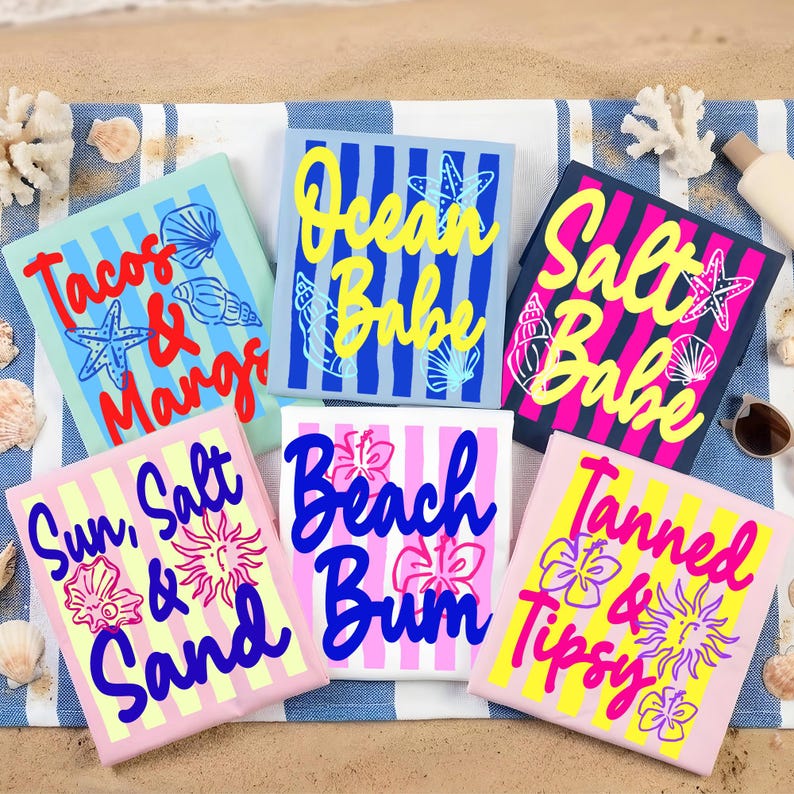 Puede incluir: Una colecci&oacute;n de dise&ntilde;os cuadrados coloridos con tem&aacute;tica de playa con textos como "Tacos & Marg", "Ocean Babe" y "Salt Babe". Cada dise&ntilde;o presenta rayas verticales y gr&aacute;ficos relacionados con la playa, como conchas marinas y estrellas de mar.