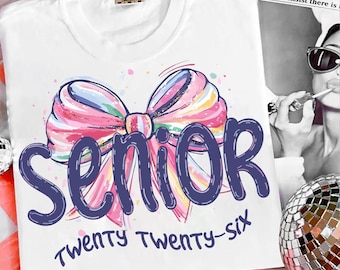 Coquette Senior 2026 Png, Diseño de camiseta preppy para estudiantes de último año, Clase de 2026 Png, Mamá de último año Png, Sublimación de graduación de secundaria rosa femenina