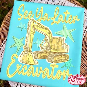 Pu&ograve; includere: Una tela azzurra con un'illustrazione di escavatore giallo e la scritta "See Ya Later Excavator". Il design include stelle gialle e un logo rosso e bianco nell'angolo in basso a destra.