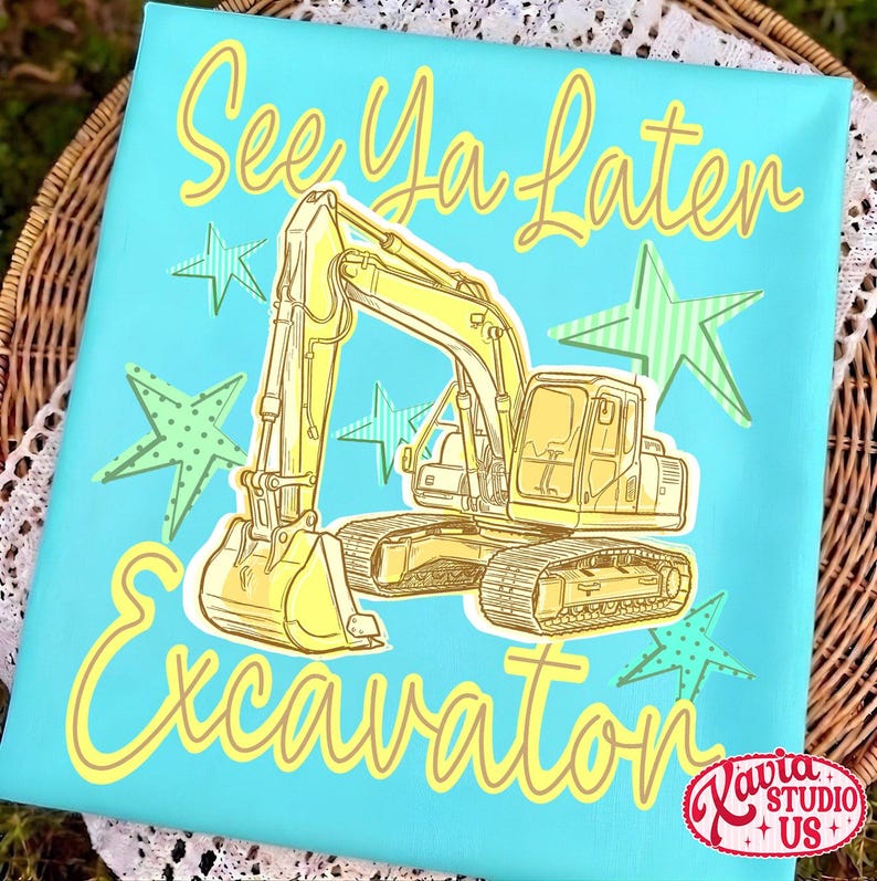 Pu&ograve; includere: Una tela azzurra con un'illustrazione di escavatore giallo e la scritta "See Ya Later Excavator". Il design include stelle gialle e un logo rosso e bianco nell'angolo in basso a destra.