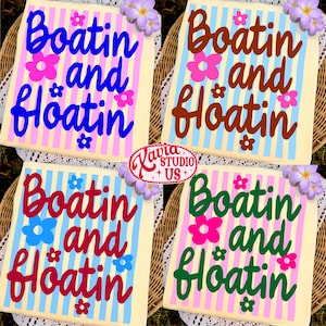 Puede incluir: Cuatro letreros decorativos cuadrados con las palabras "Boatin and Floatin" en diferentes colores. Cada letrero tiene un fondo a rayas y detalles florales. Los letreros están dispuestos sobre una superficie tejida.