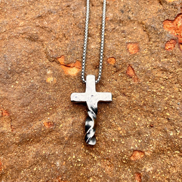 Le « Rédempteur » forgé à la main, épais, martelé et torsadé, collier croix en acier inoxydable, amulette protectrice, pendentif fait main, pendentif croix