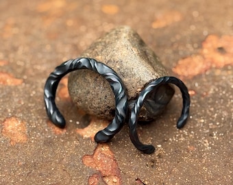 Máni Blakkr – Bracelet de bras Serment Viking (Lune Noire) | Manchette en zirconium massif