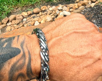 Bracelet manchette torsadé en acier inoxydable forgé à la main - La manchette du Corbeau Viking