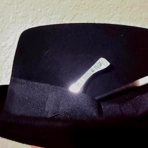 El cuchillo de banda para sombrero de Damasco de 62 capas forjado a mano y súper único “BMF”