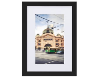 Flinders Street Station y Melbourne Tram Matte Paper Enmarcado Original Photo Print