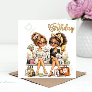 Może przedstawiać: Kartka urodzinowa z dwiema stylowymi kobietami w okularach przeciwsłonecznych, siedzącymi z białymi psami. Karta zawiera napis "Happy Birthday" złotymi literami. Akcesoria obejmują pieniądze, torby na zakupy i butelki perfum.