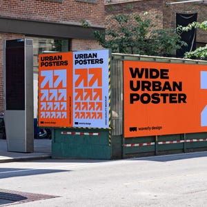 Może przedstawiać: Makieta szerokiego plakatu miejskiego z tekstem "WIDE URBAN POSTER" w kolorze czarnym na pomarańczowym tle. Plakat zawiera dużą niebieską strzałkę skierowaną w prawo. Plakat jest zamontowany na budynku w miejskim otoczeniu.