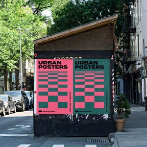 Może przedstawiać: Dwa makiety plakatów miejskich z szachownicą w kolorze różowym i zielonym. Plakaty znajdują się na czarnej ścianie z drewnianym daszkiem nad nimi. Tekst na plakatach brzmi "Urban Posters" i "High Quality Mockup" ze słowami "Waverly Design" na dole.