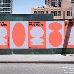 Peut inclure: Trois maquettes d'affiches urbaines avec un design géométrique mettant en scène des cercles superposés dans des tons de rose et de blanc. Les affiches sont fixées à une clôture en bois verte dans un environnement urbain.