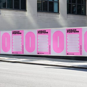 Może przedstawiać: Duża reklama zewnętrzna z napisem "URBAN POSTERS" w czarnym tekście na białym tle. Projekt zawiera duży różowy owal z białą, krętą linią i pionową białą linią. Reklama jest zamontowana na budynku.