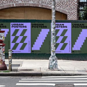 Może przedstawiać: Ceglana ściana z zielonym ogrodzeniem pokrytym plakatami z napisem "Urban Posters" z geometrycznym wzorem w kolorze fioletowym i zielonym. Plakaty są pokryte naklejkami, a przed nimi znajduje się czerwona skrzynka pocztowa.